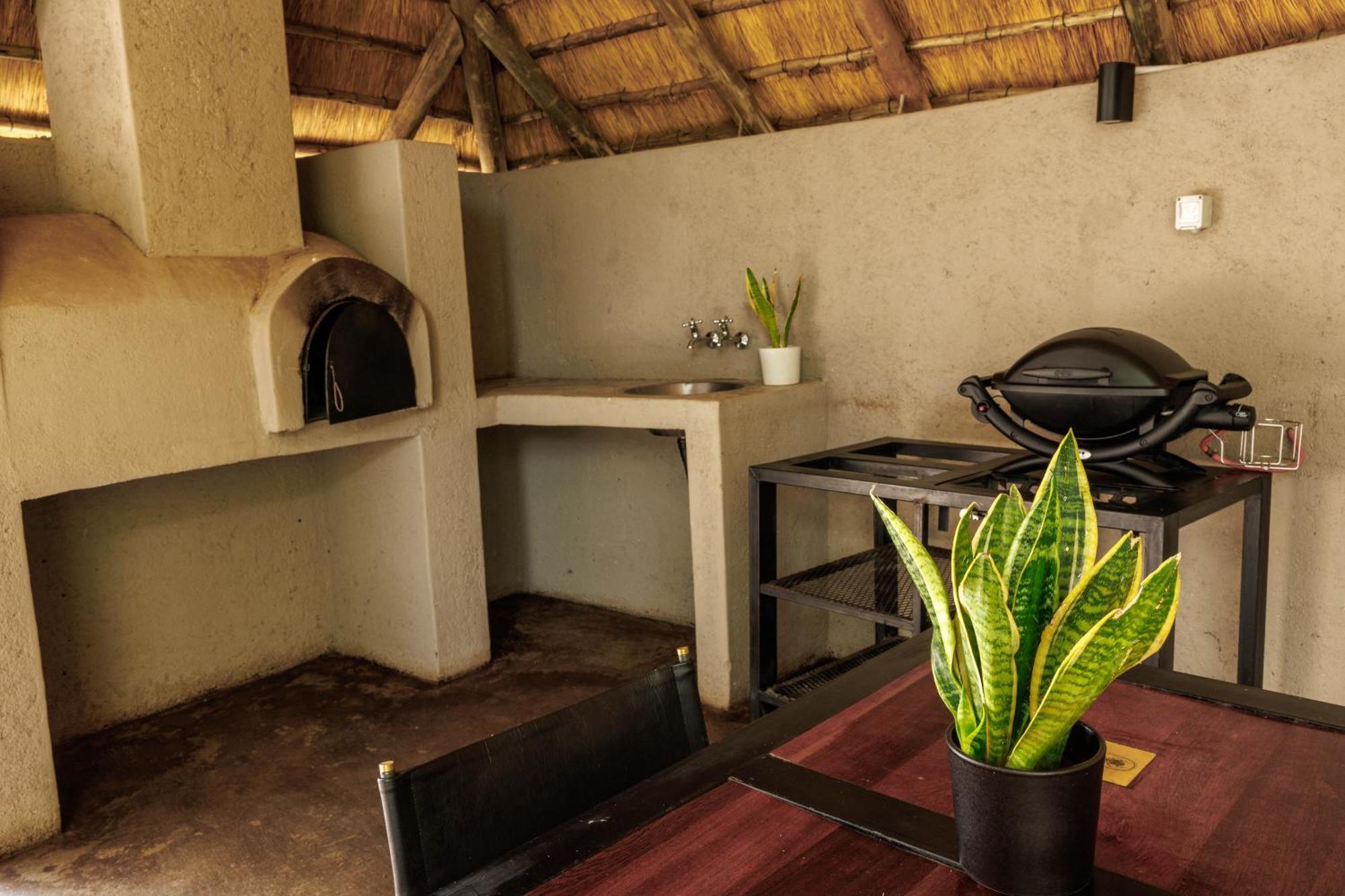 Chobe House Villa And Chalets Касане Экстерьер фото
