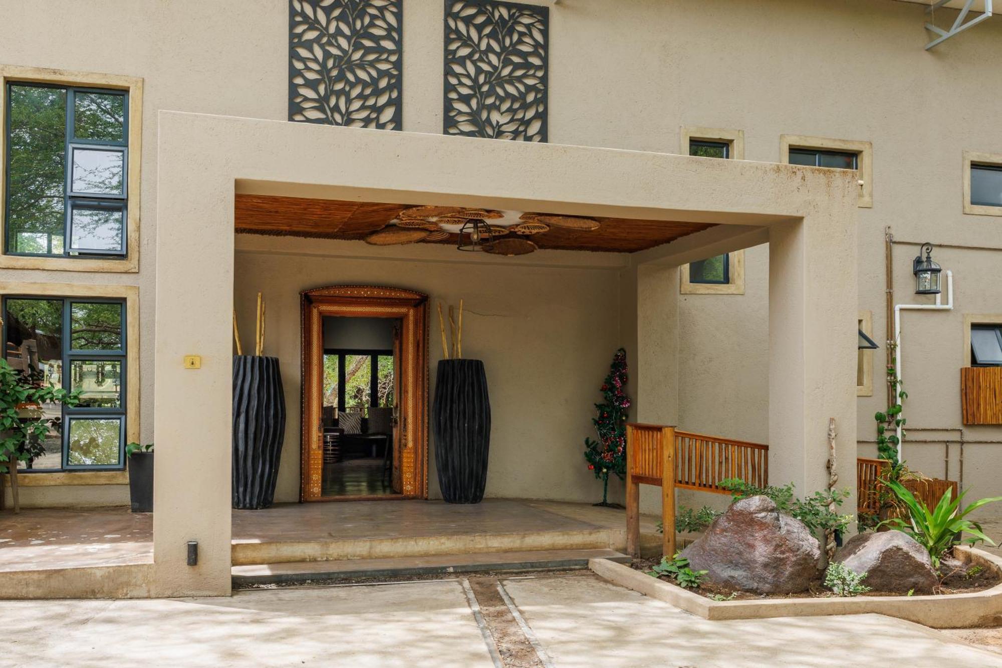 Chobe House Villa And Chalets Касане Экстерьер фото